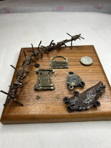 Placa Madera Alambre Púas Alemán Normandía Segunda Guerra 1