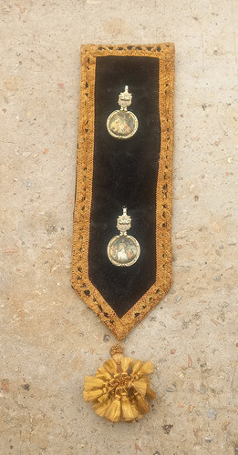 Antiguo Adorno Decorativo En Terciopelo Con Apliques 0