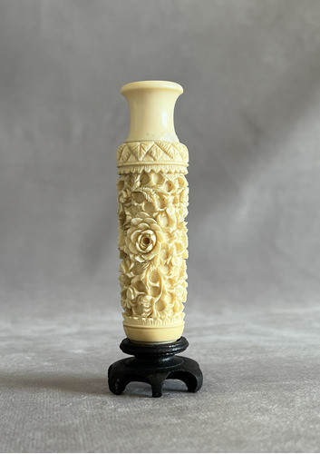 Antiguo Perfumero Con Extraordinaria Talla En Material Noble 0