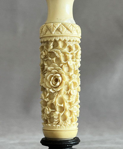 Antiguo Perfumero Con Extraordinaria Talla En Material Noble 1