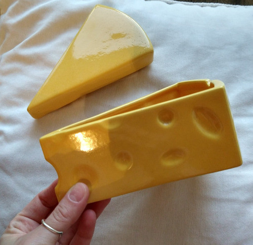 Quesera De Ceramica Amarilla Con Forma De Trozo De Queso 0