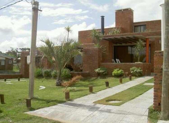 Alquilo Piriapolis Linda Casa Nuevita Frente A La Mejor Playa 3 Dormitorios 2 Banos Barbacoa Cochera Totalmente Equipada Para 7 Personas 0