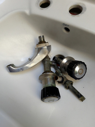 Lavatorio Marca  Capea  Con Griferia Completa 0