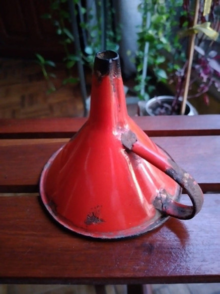 Antiguo Embudo Esmaltado Con Asa 1