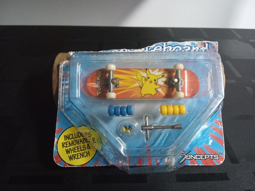 Raro Vintage 1999 Pikachu Pokemon Finger Mini-skateboard 0