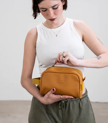 Gorrión Vegan Leather Toiletry Bag - Handcrafted, Bird-Lined Interior, Eco-Friendly, 21 x 12 x 9.5 cm