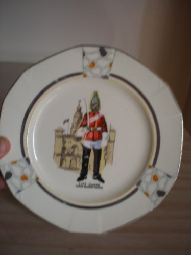 Antiguo Plato Ingles Con Soldado De La Reina Life Guard 1