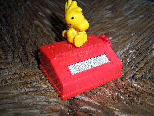 Woodstock Y Máquina De Escribir . Personaje De Peanuts 0