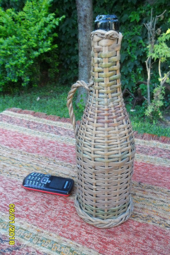 Antigua Botella De Vino Revestida En Mimbre, Rota Decoración 0