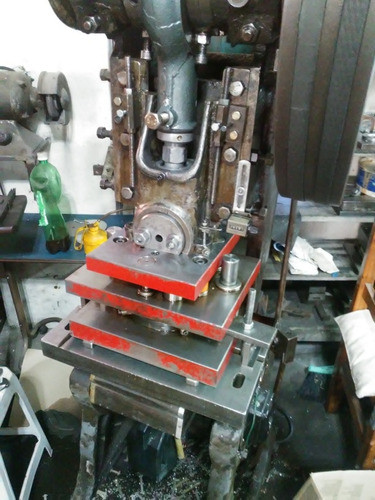 Trabajos De Balancin A Terceros. Estampe De Piezas Por Golpe 0