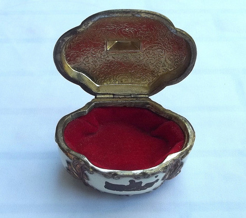 Alhajero Pequeño En Bronce Esmaltado Y Terciopelo Rojo. 1