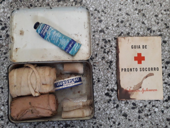 Antigua Lata Botiquin Johnson & Johnson Completo Auto Brasil 1