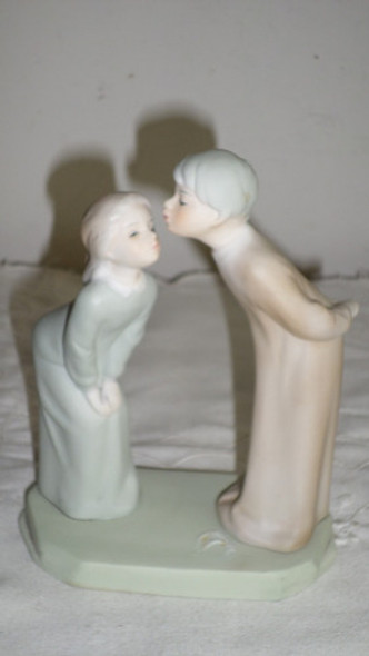 Antigua Figura Porcelana Est Lladro Niños Besandose 1 Antigua Figura Porcelana Est Lladro Niños Besandose 1