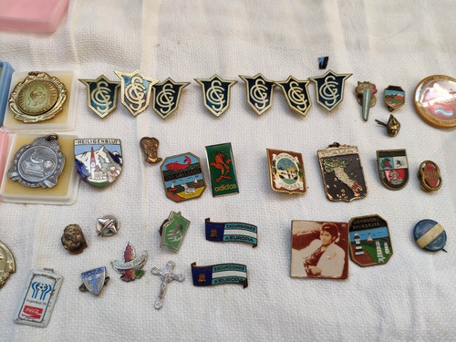 Lote De 12 Medallas Y 34 Pins Antiguos 1