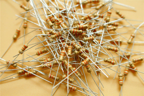 Carbono De 3,3 Ohm De 100 Piezas De Cine 5% 1/4w Resistor 0