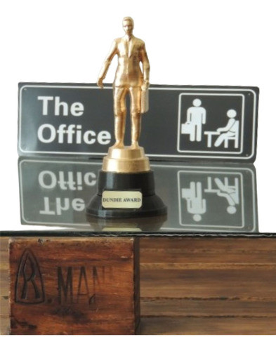 Pack The Office. Trofeo Dundie Award + Chapa Michael Scott 0