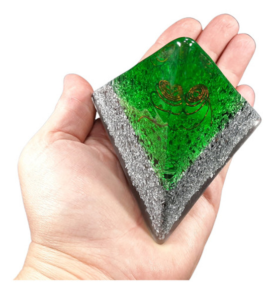 Orgonita Pirámide Tetraédrica Verde Con Cristal De Cuarzo 1