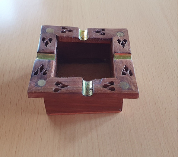 Cenicero De Madera Tallada Con Vidrio 0