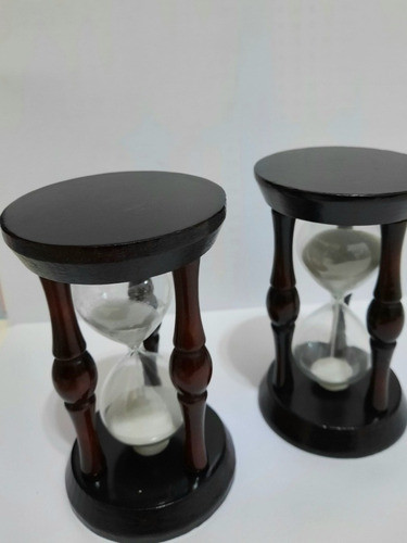 Reloj De Arena Clara Y Base De Madera 1