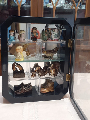 Vitrina Colgante En Miniatura Con Adornos En Su Interior 1