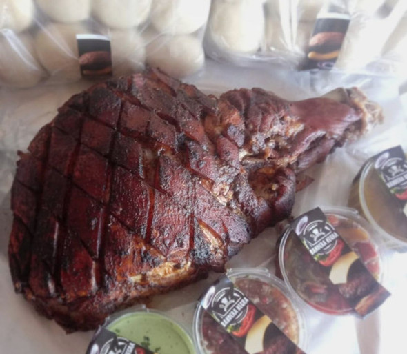 Pernil Cerdo P/20 Pers. +  Salsas, Aderezos Y Panes 1