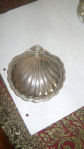 Mantequera Dulcera Metal Plateado Y Vidrio Opaco Forma Ostra 1