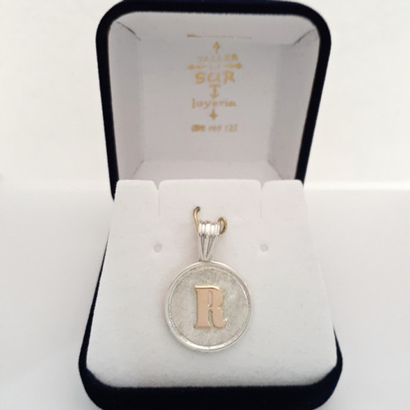 Medalla Dije Plata Y Oro Personalizada Con Inicial (17mm) 0