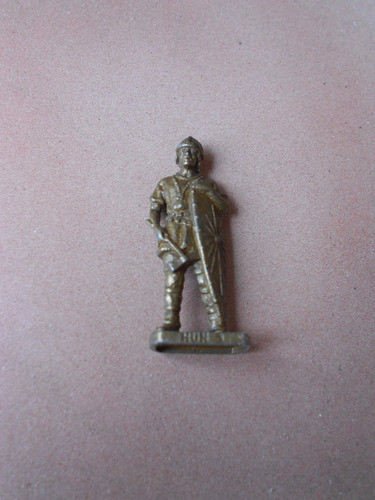 Soldado Kinder De Metal - Guerrero Huno Con Hacha Y Escudo 0