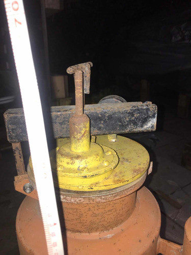 Acumulador Hidráulico Antigo 1