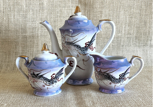 Tres Piezas De Servir En Porcelana Con Dragones Grises 1