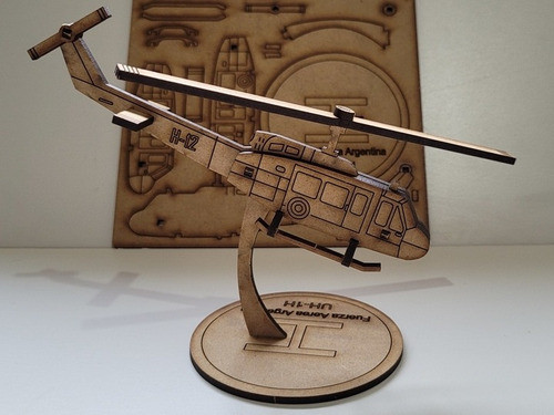 Helicoptero Souvenirs Uh-1h (con Base) 1