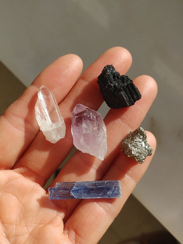 Sobre Pirita Cuarzos Turmalina Cianita Coraocristales 1