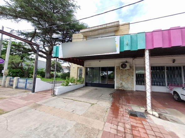 Muy Buen Local Comercial Sobre Avda. Italia, Entre E. Chaplin Y R. Nolla 0