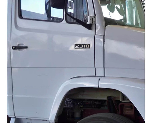 Par Emblema Caminhão Mb 2318 Plástico Preto C/ Relevo Prata 1