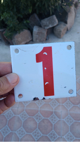 Chapa Esmaltada Antigua Número Uno 0