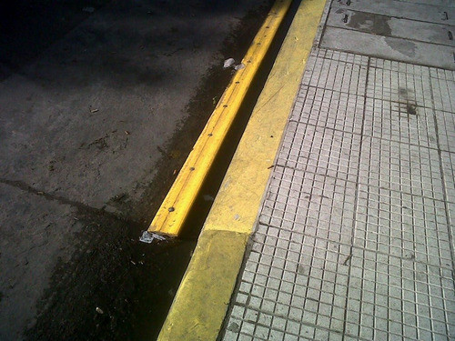 Bajada De Cordón. Pvc. Amarillo. 5,5 Cm Alto. Con Fijadores. 1