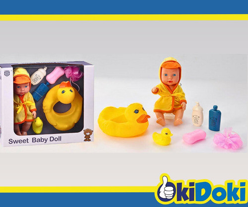 Bebote Con Bata De Patito Y Accesorios - Okidoki. 1