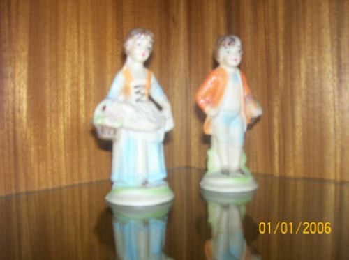 Pareja De Porcelana Biscuit Policromada. 0