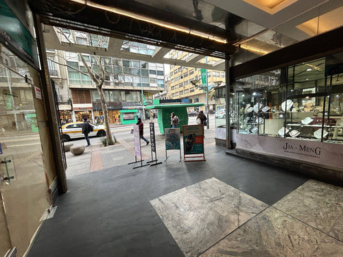 Alquiler - Local Comercial De 22 M2  En Galería - 18 De Julio Y Wilson Ferreira Aldunate 1