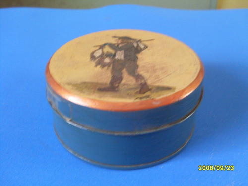 Lata Con Pintura De Un Vendedor Ambulante Firmada Antigua 1
