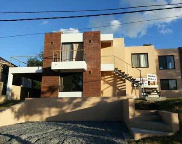 Alquilo Piriapolis Linda Casa En Zona Residencial Muy Cerca Del Mar 2 Dormitorios Amplios Parrillero Lugar Para El Auto Aire Totalmente Equipada Para 6 Personas 0