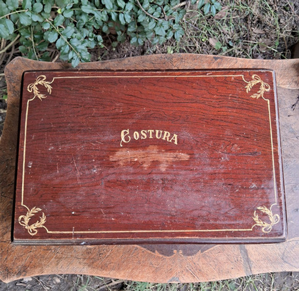 Antiguo Costurero Caja De Madera Con Reparaciones Decoración 0