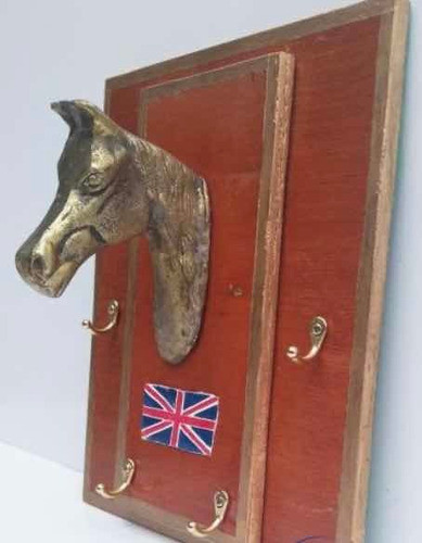 Porta Chaves Inglês Em Madeira E Bronze Cabeça De Cavalo 1