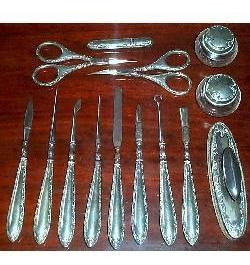 Antiguo Neceser Labrado Sellado Punzonado Set De Manicuría 0