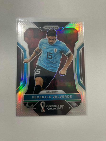 Federico Valverde - Panini Prizm Qatar 2022 Refractor 1