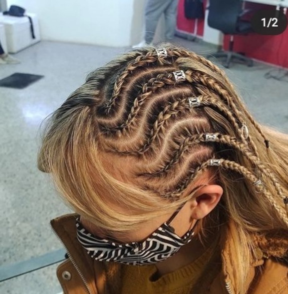 Trenzas Cocidas En Los Laterales Con Diseño. 0