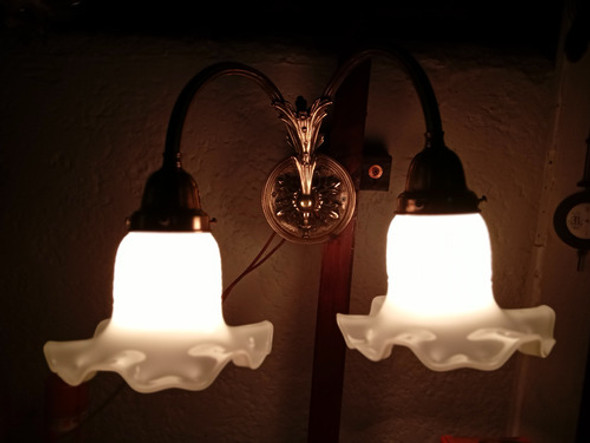 Antiguo Aplique De Bronce Con Tulipas De Opalina 1