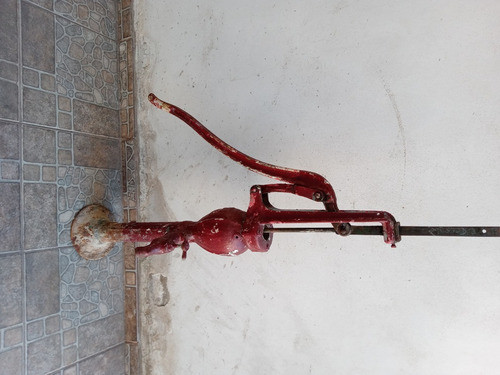 Bomba De Agua Antigua Tipo Sapo Marca Bola Grande 0