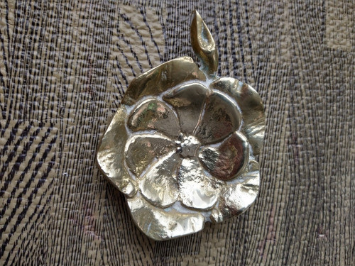 Antiguo Cenicero De Bronce Forma De Flor 0