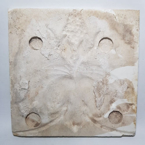 Antigua Mayólica En Relieve Con Motivo Floral 7764 1
